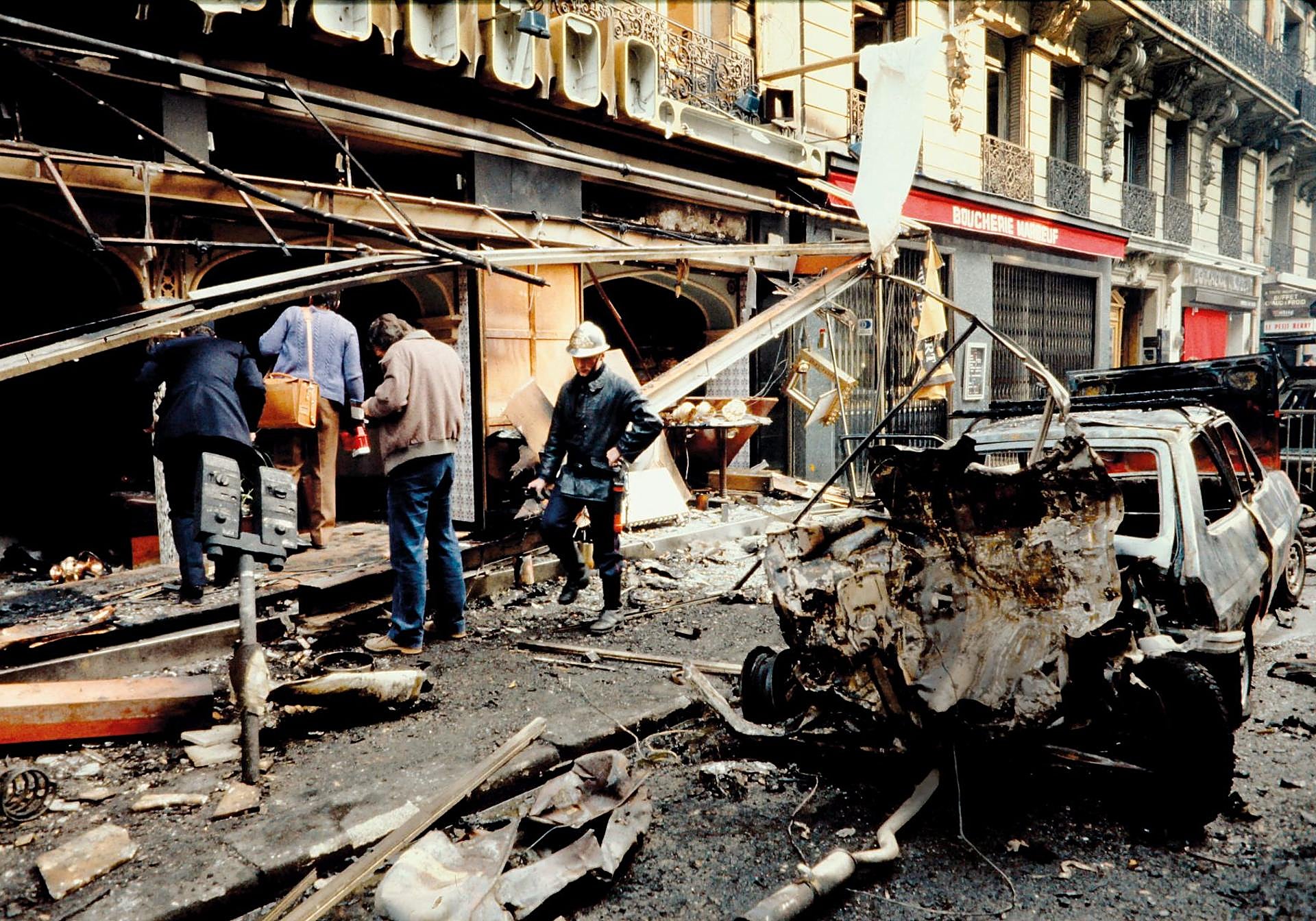 París, 1974. Atentado en el bulevar Saint-Germain, con dos muertos y decenas de heridos, obra del Chacal.