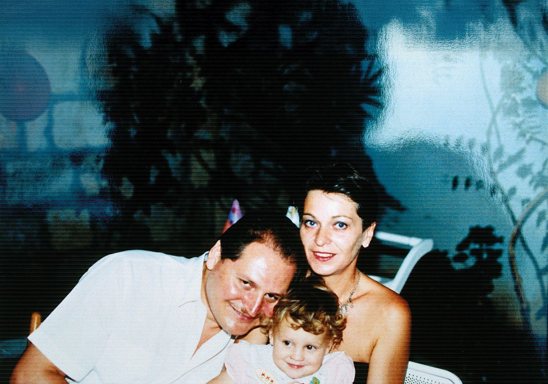 Carlos, en 1990 con su primera esposa, la terrorista alemana Magdalena Kopp, y la hija de ambos, Elba Rosa. El Chacal fue capturado tres años después.