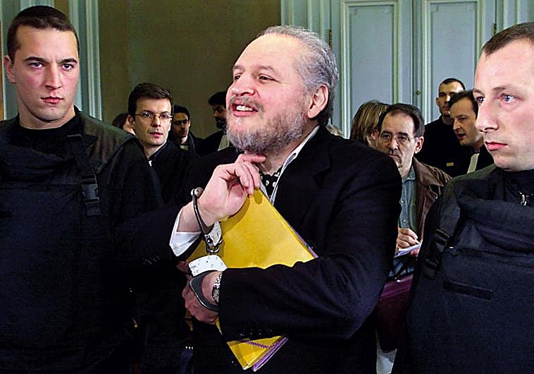 Imagen principal - En 2001, El Chacal demandó a un juez por hablar sobre él con un periodista. La abogada Isabelle Coutant-Peyre, que asumió su defensa en 1997 y, en 2001 se casó con él en prisión bajo el rito musulmán; en la imagen, en 2011. En 2013 compareció en el juzgado por lanzar insultos antisemitas a un agente penitenciario.