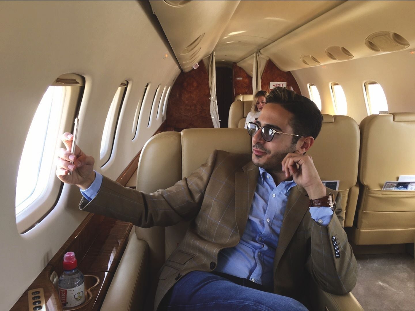 Para atraer a mujeres en Tinder subía fotos en jets, hoteles, coches y restaurantes.
