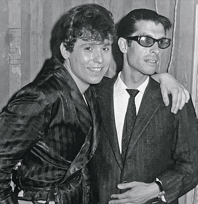 Paco Gordillo fue su mánager desde el principio: «Es el inventor de mi carrera», dice Raphael. Se conocieron siendo los dos muy jóvenes.