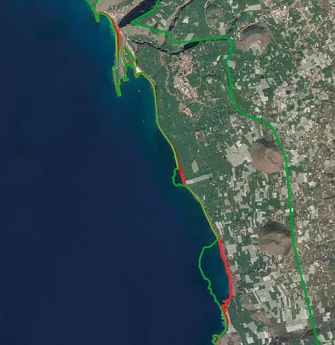 La línea de costa (en verde) recoge el terreno que la lava ganó al mar en La Palma. En rojo, la línea de costa antes de la erupción. En la imagen se aprecia la diferencia en la extensión de las dos nuevas superficies.
