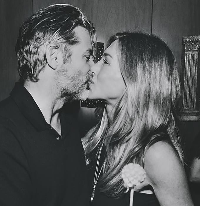 Curtis y Aniston en una imagen de sus redes sociales. Desde que sale con ella, el número de sus seguidores se ha duplicado.