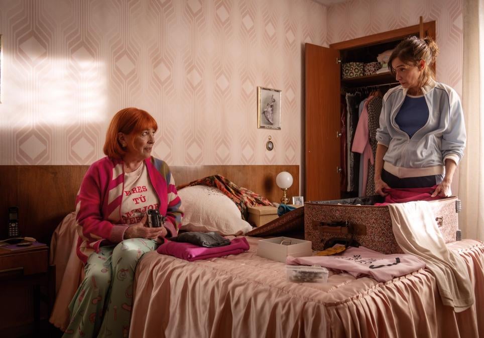 Maura, en una escena de la segunda temporada de 'Furia', con Ana Torrent, ya protagonista en la primera (Maura interpreta a su madre) Entre las nuevas incorporaciones, además de Maribel Verdú y María León, están la cantante Ana Mena y la mexicana Cecilia Suárez.