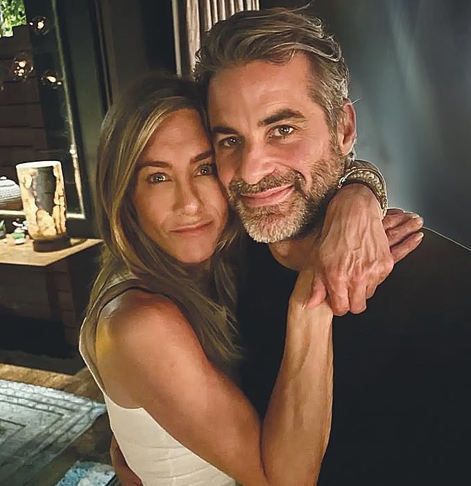 A Aniston le gustaron los vídeos de Curtis en Instagram, incluido uno titulado «¿Emparejarse o quedarse solo?». Los presentó el año pasado un amigo común.