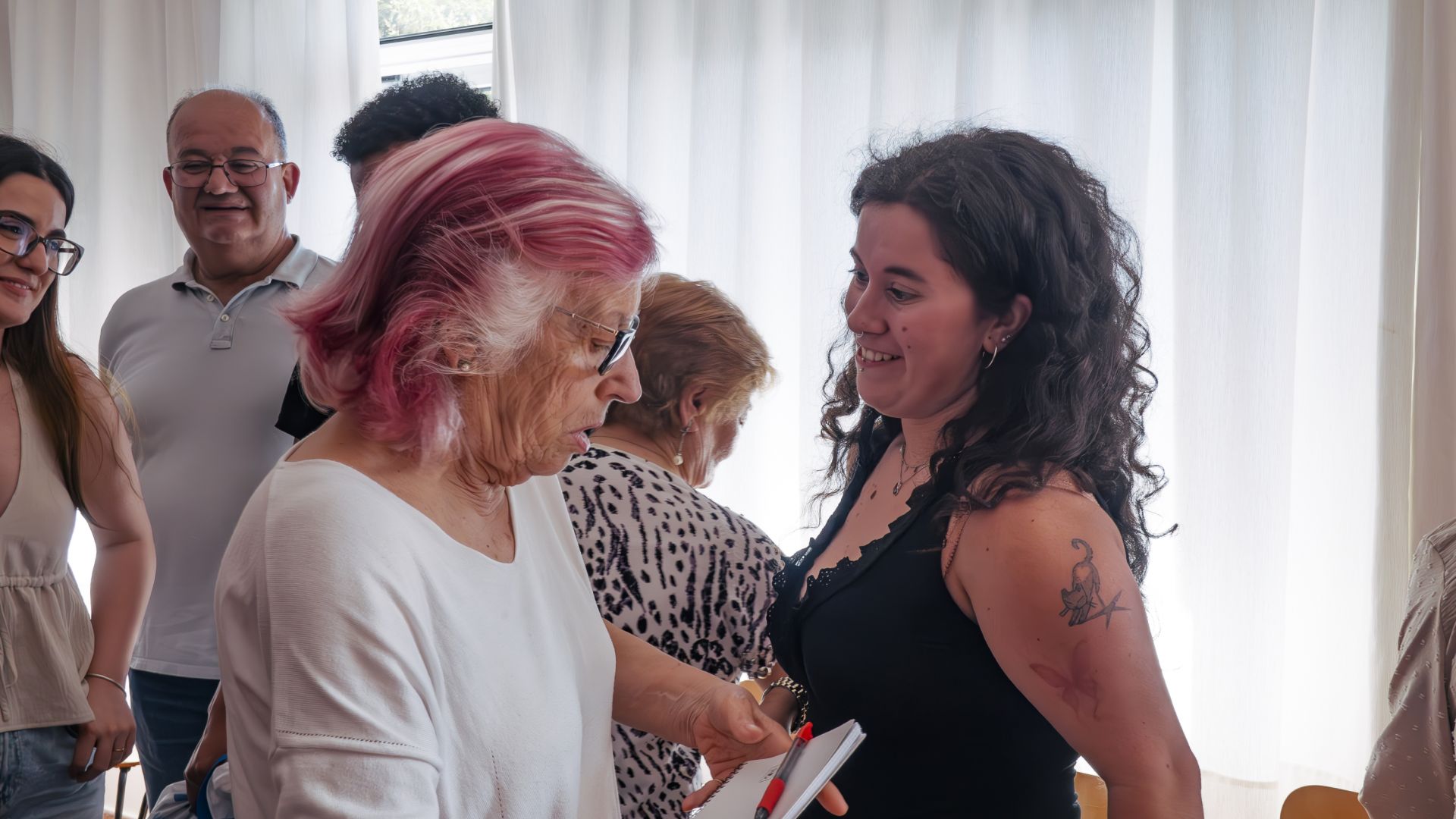 Loli participa en el encuentro intergeneracional de Gijón. La Fundación «la Caixa» organiza actividades para que las personas mayores cuiden su salud, mejoren sus competencias digitales, desarrollen su creatividad y participen en la comunidad.