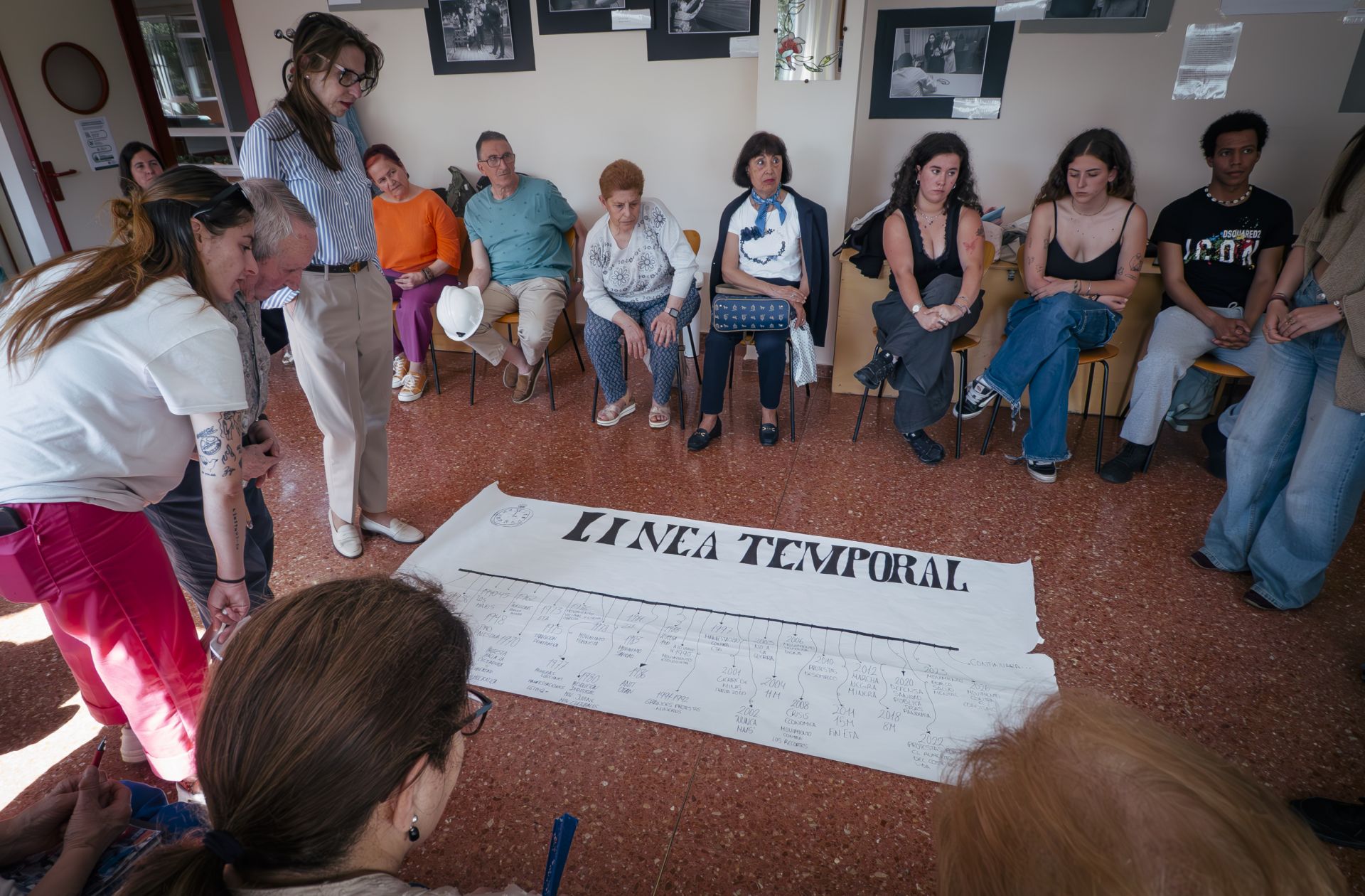 Participantes de una dinámica intergeneracional construyen una línea temporal. El Programa de Personas Mayores de la Fundación «la Caixa», con más de un siglo de trayectoria, trabaja ante los retos de la longevidad, desde el edadismo hasta la soledad y el duelo.