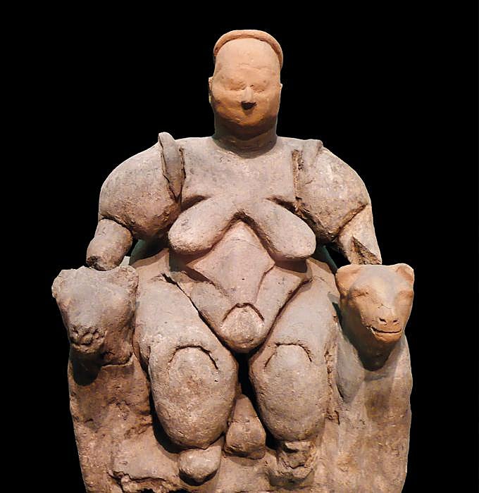 La Mujer sentada de Çatalhöyük, una estatuilla del Neolítico hallada en Turquía, muestra a una mujer sentada en un trono, en un gesto que sugiere el proceso de dar a luz. Se interpreta como un símbolo de la fertilidad y del poder de la mujer en las primeras sociedades agrícolas. Algunas partes han sido reconstruidas.