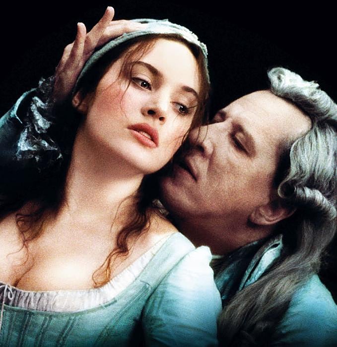 'Quills o La leyenda del marqués de Sade', dirigida por Philip Kaufman en 2000. Está protagonizada por Kate Winslet y Geoffrey Rush, pero ella no interpreta a la marquesa sino a Madeleine, una lavandera y musa que ayuda al marqués a contrabandear sus escritos.
