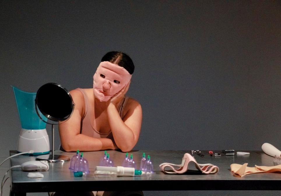 Los estudios de Dove para su Campaña por la Belleza descubrieron que solo el 2 por ciento de las mujeres a nivel mundial se consideraban bellas. En 2024 otro estudio reveló que dos de cada cinco mujeres darían un año de su vida a cambio de un cuerpo ideal. En la imagen: 'Performing feminity', obra de Lea Goiria Escandell y Núria Estremera Rivas.