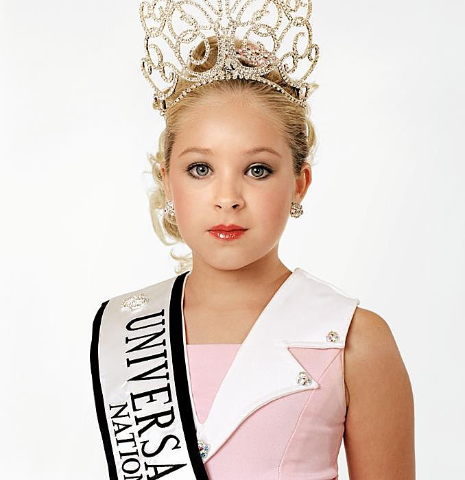 Katie, campeona de la belleza en Texas, de nueve años, es parte de la serie de Zed Nelson 'Love me'.
