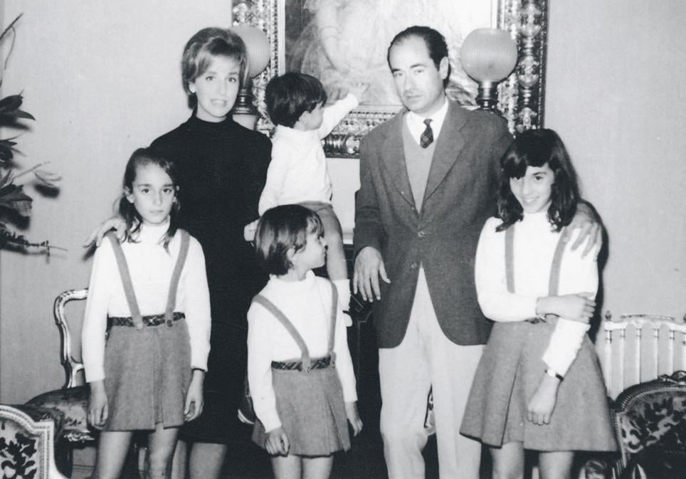 Carmen Posadas con sus padres, sus dos hermanas y su hermano. Ella es la mayor, «pero no soy mandona», dice. Su familia paterna —cuenta— es convencional y racional, mientras que la materna es más alocada y creativa