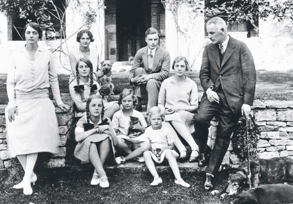 El padre de las Mitford era 'tarambana' con el dinero, se metía en negocios ruinosos, y la madre tenía que hacer malabares con la economía doméstica. Aquí, la familia al completo con sus seis hijas y su único hijo varón.