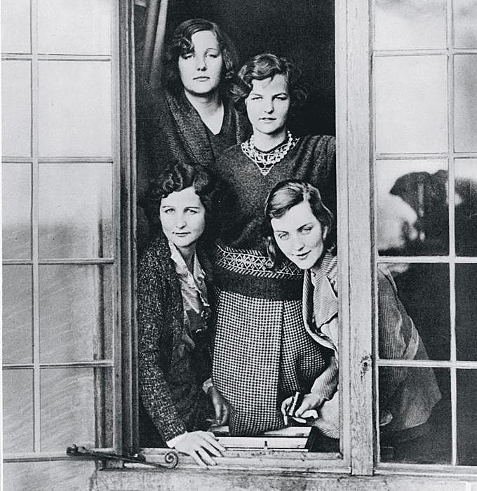 Las seis hijas de lord y lady Redesdale llamaron la atención de su tiempo. Aquí, cuatro de ellas (de izda. a dcha.): Nancy, escritora inci-siva; Unity, nazi, amiga de Hitler; Jessica, comunista; y Diana, fascista.