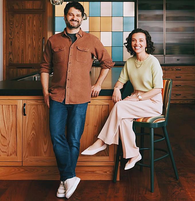 Dustin Moskovitz y su esposa, Cari Tuna, gestionan las fundaciones Good Ventures y Open Philanthropy. Su patrimonio neto ronda los 9000 millones de dólares. Han donado 1000 para «investigar los riesgos existenciales de la IA».