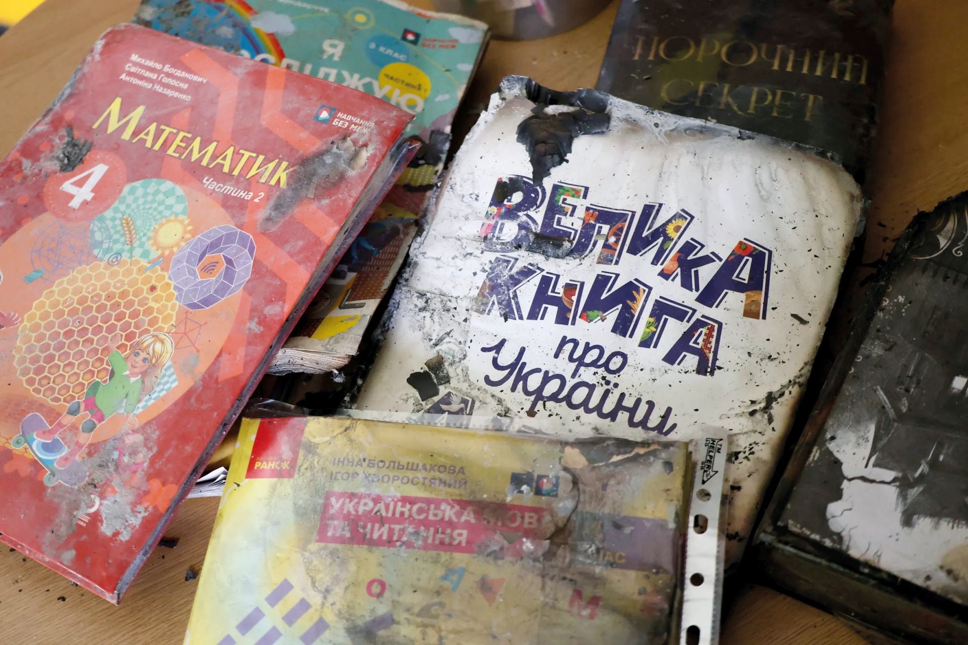 Libros salvados del ataque a la editorial Ranok, el pasado agosto en Járkov.
