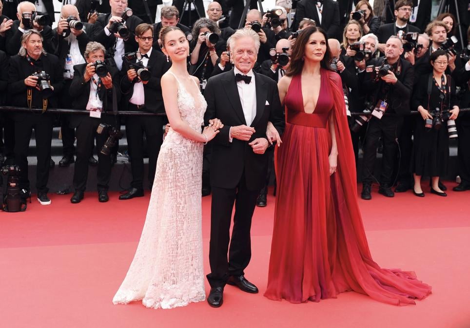 Catherine Zeta-Jones, de 57 años, es la mujer de su vida y el eje de la segunda mitad de su biografía. La actriz galesa cambió su vida tras años de infidelidades, adicciones y caos personal. Tienen dos hijos, Dylan y Carys. Aquí, en 2023, en Cannes con su hija.