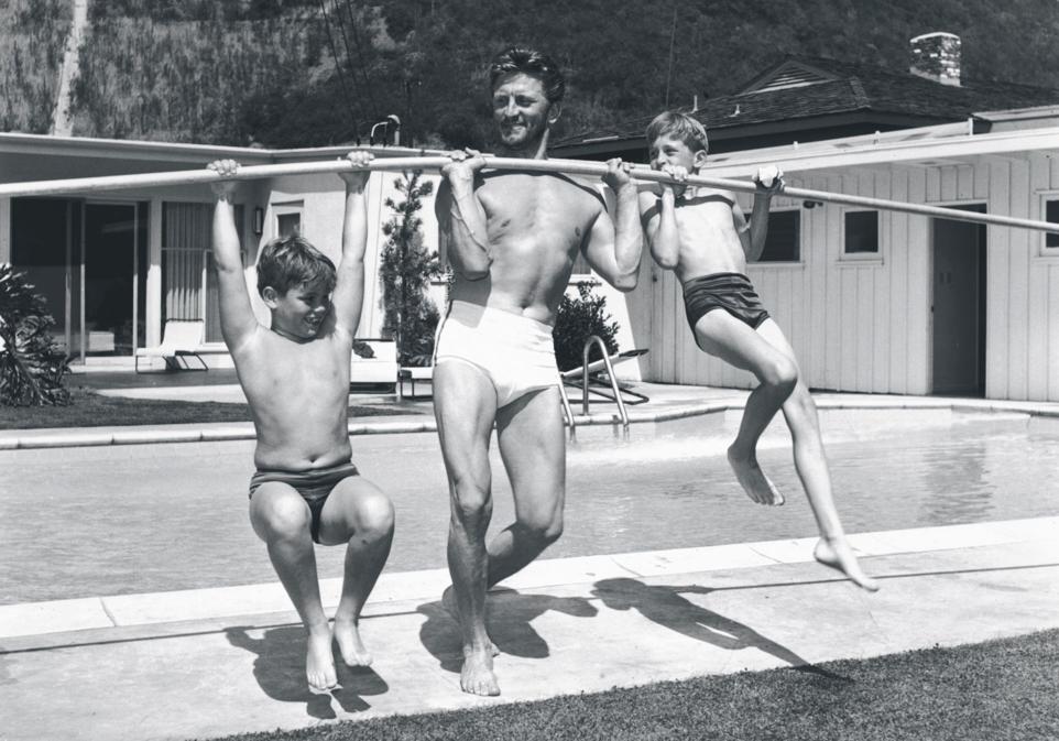 «Era un Superman», dice Douglas sobre su padre, Kirk, al que había visto interpretar a héroes como Espartaco o Ulises. Él y su hermano Joel lo temían, ya que les pegaba con frecuencia. Por eso optó por callarse y alejarse.