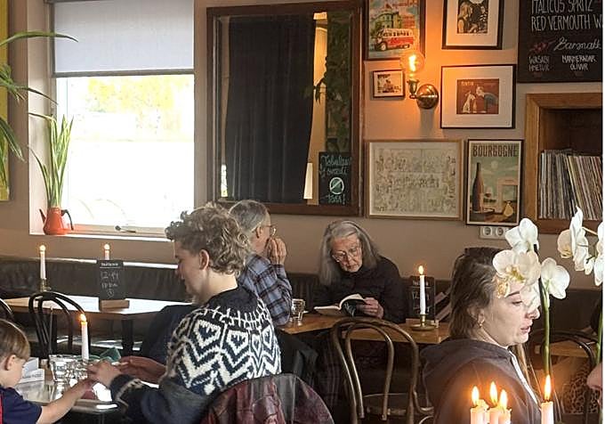 Carson le dijo a un periodista que se irían al bosque para dejar de coger el teléfono y que no los encontraran. Un fan les fotografió en un café de Reikiavik y colgó la imagen en Instagram.