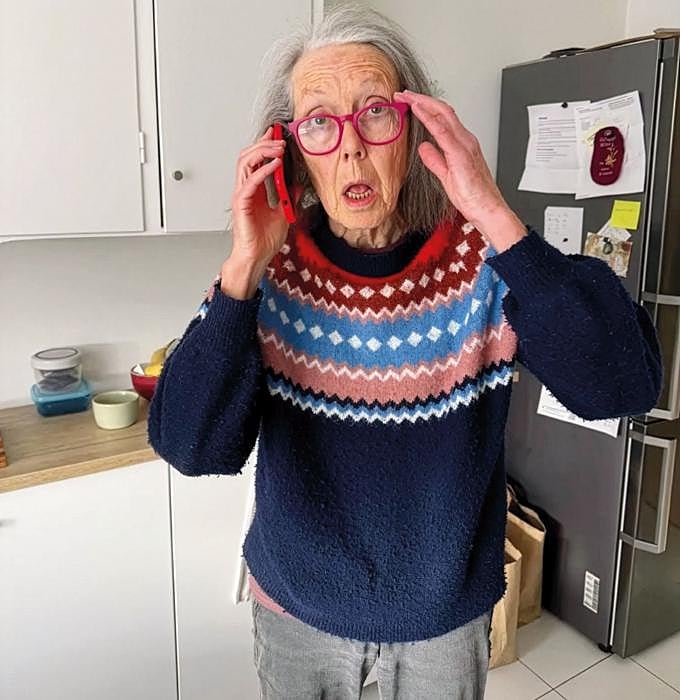 Anne Carson contestando a la llamada de la Academia Sueca. Currie, su marido, le hizo la foto en su coy la enviaron a la Fundación del Nobel como imagen 'oficial'