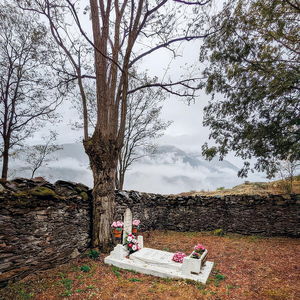 La historia de amor enterrada en el cementerio más pequeño del mundo (y otros relatos del más allá) | Las Provincias