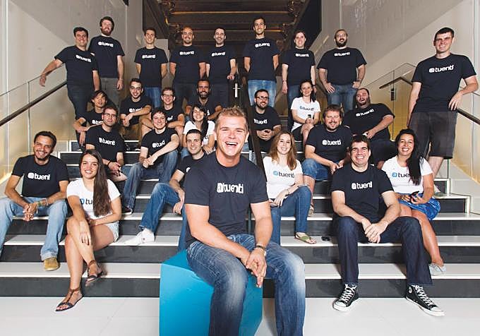 El equipo de Tuenti y su fundador y CEO, Zaryn Dentzel, en 2012.