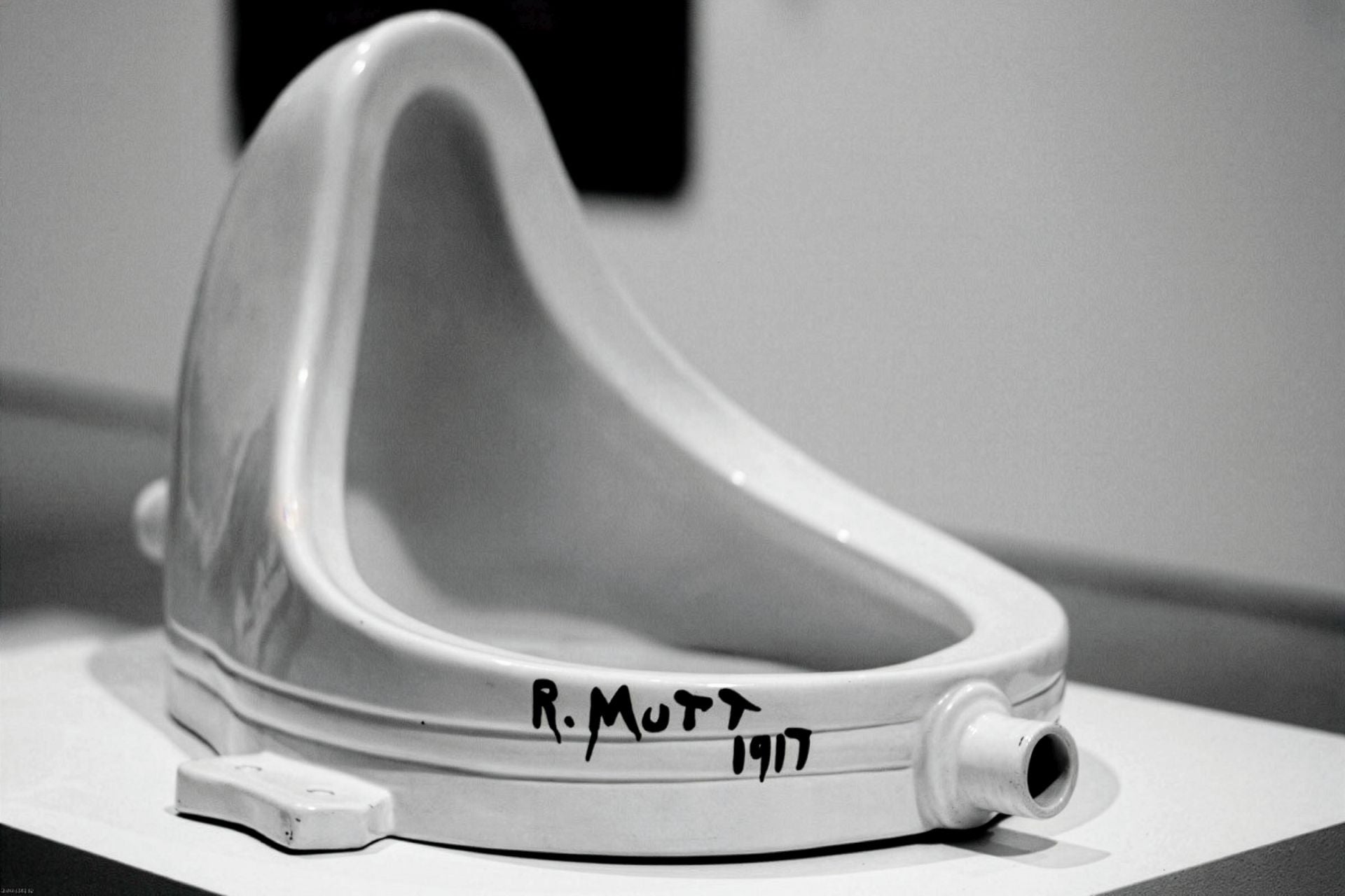 En 1917 Duchamp presentó 'Fuente', el urinario colocado horizontalmente a una exposición que, a priori, aceptaba todas las obras… pero lo rechazaron. Con él cuestionó qué instituciones legitiman el arte y convirtió un objeto vulgar en problema filosófico. Estudios recientes sugieren que la autora de la idea del urinario podría haber sido, en realidad, la artista Elsa von Freytag-Loringjove. Duchamp firmó su obra como «R. Mutt». 