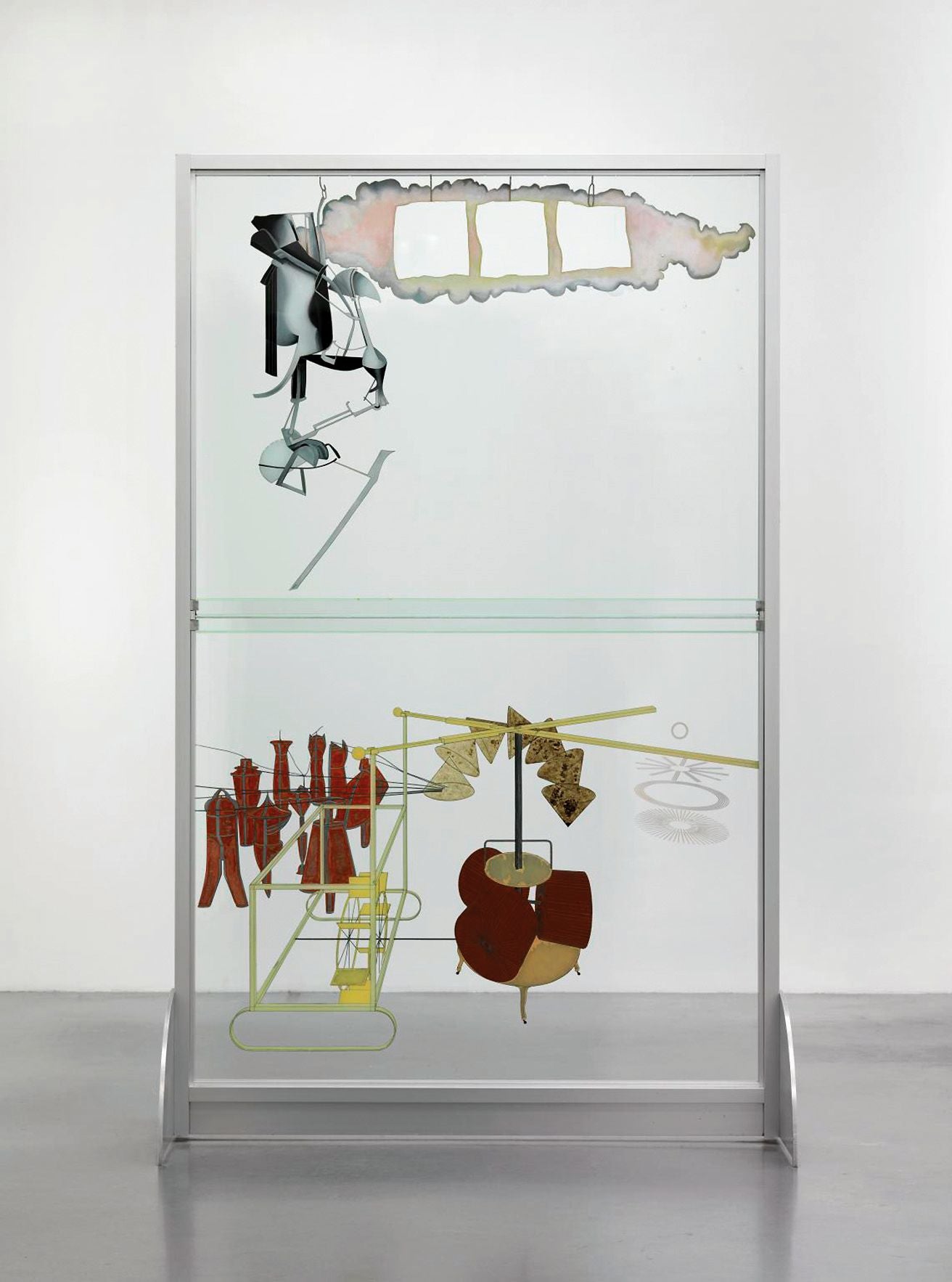 En 'La novia desnudada por sus solteros, incluso' (1915–1923), Duchamp dispone dos grandes placas de vidrio con elementos pintados, alambre y polvo. Arriba: la novia; abajo: los solteros. La instalación, conocida también como 'El gran vidrio', aborda el deseo como un proceso frustrado, nunca consumado. El vidrio hace, además, visible el espacio e incorpora el azar como parte de la obra. 