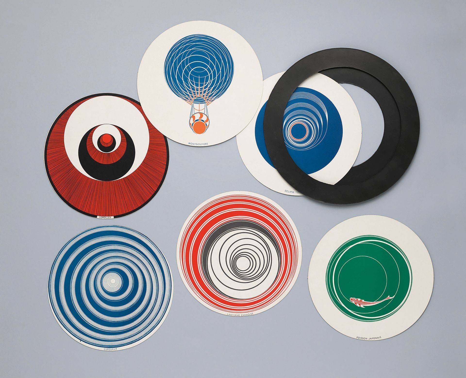 Los 'Rotoreliefs', creados entre 1935 y 1953, son unos discos impresos con patrones geométricos que, al girar en un tocadiscos, creaban sensaciones hipnóticas. Más que pinturas para ser miradas, Duchamp los concibió como objetos con los que desplazar el protagonismo del objeto a la visión misma: el arte ya no está en la obra, sino en lo que ocurre en nuestra percepción activa y nuestro pensamiento. 