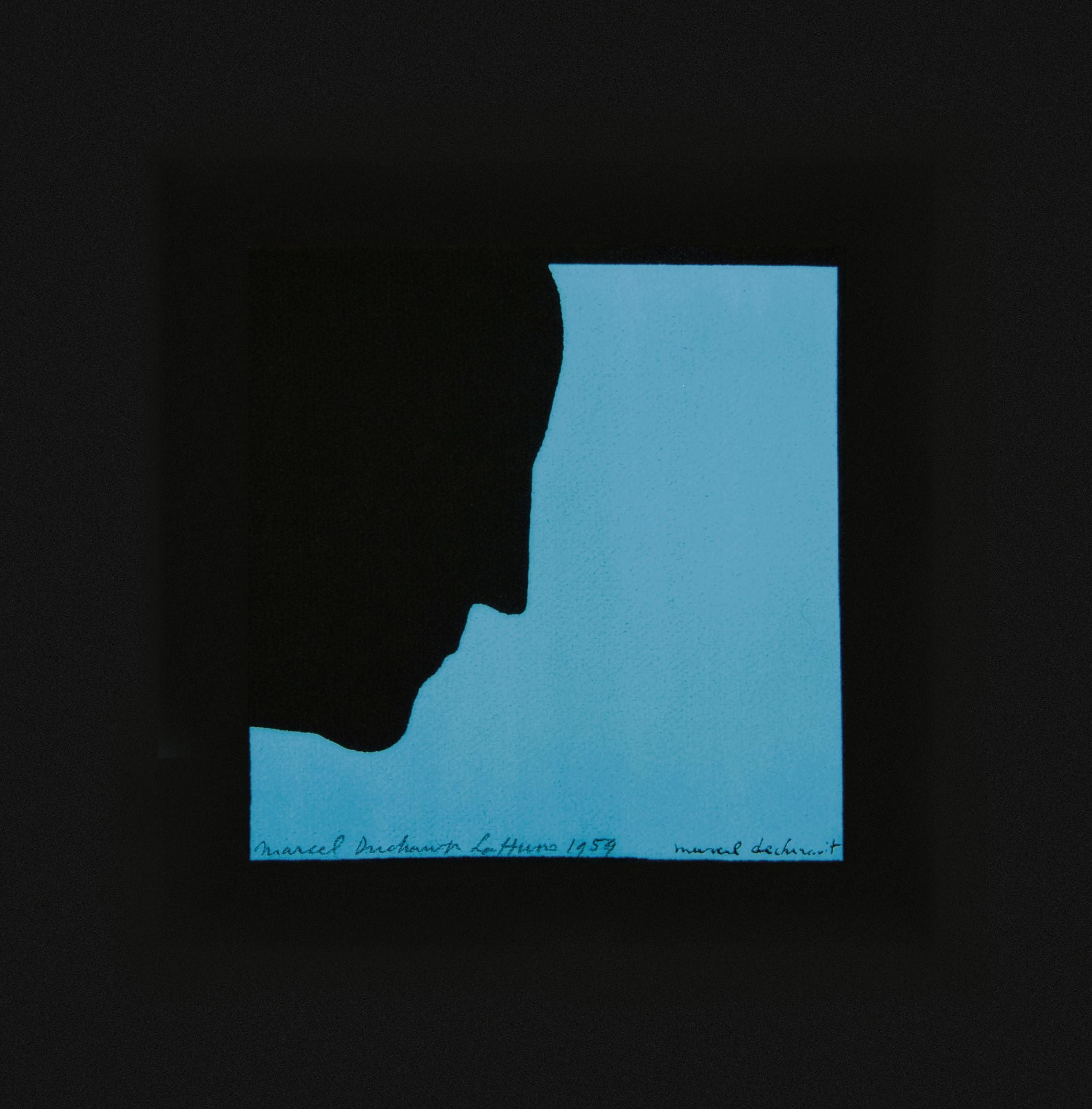 Duchamp creó este 'Self-Portrait in Profile', en 1959, para acompañar la edición de lujo de la monografía que sobre él publicó Robert Lebel, Sur Marcel Duchamp, impresa en París. Ese año la librería Librarie La Hune celebró una fiesta para presentar el libro. El artista aceptó que su autorretrato fuera reproducido como un póster para promocionar el evento y firmó 40 copias. Eran de inicio 137. Existen en total 110 numeradas. 