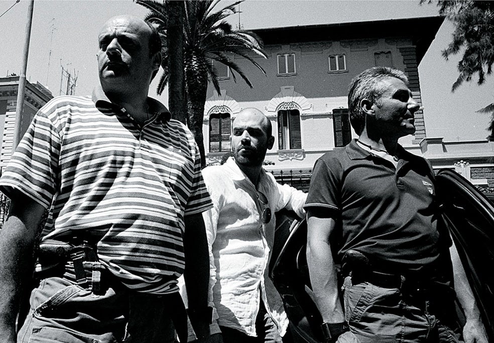 Quedar con Roberto Saviano para entrevistarlo o para tomar un café no es tarea sencilla. Vive permanentemente rodeado de tres agentes armados y cualquier desplazamiento con él tiene que hacerse en un coche blindado y siguiendo recorridos alternativos. Dice que ya se ha acostumbrado, pero dificulta cualquier relación personal.