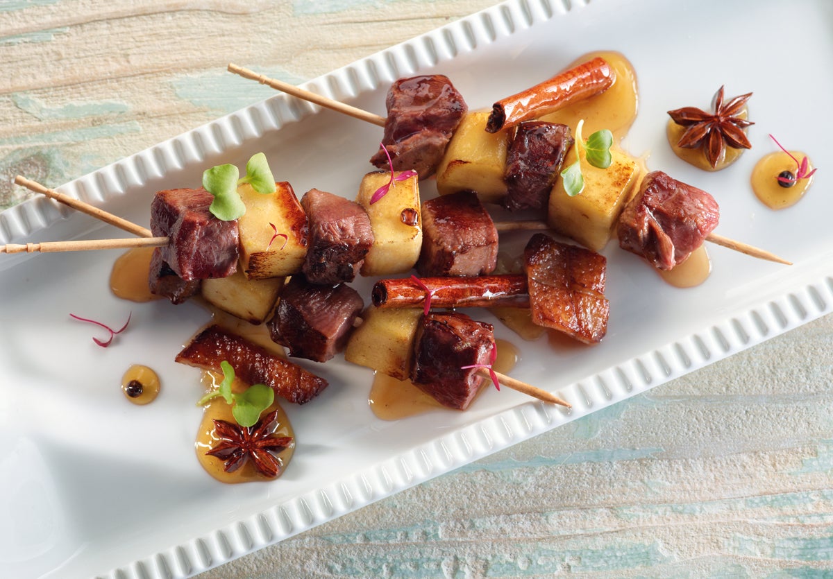 Brocheta de pato, miel y manzana