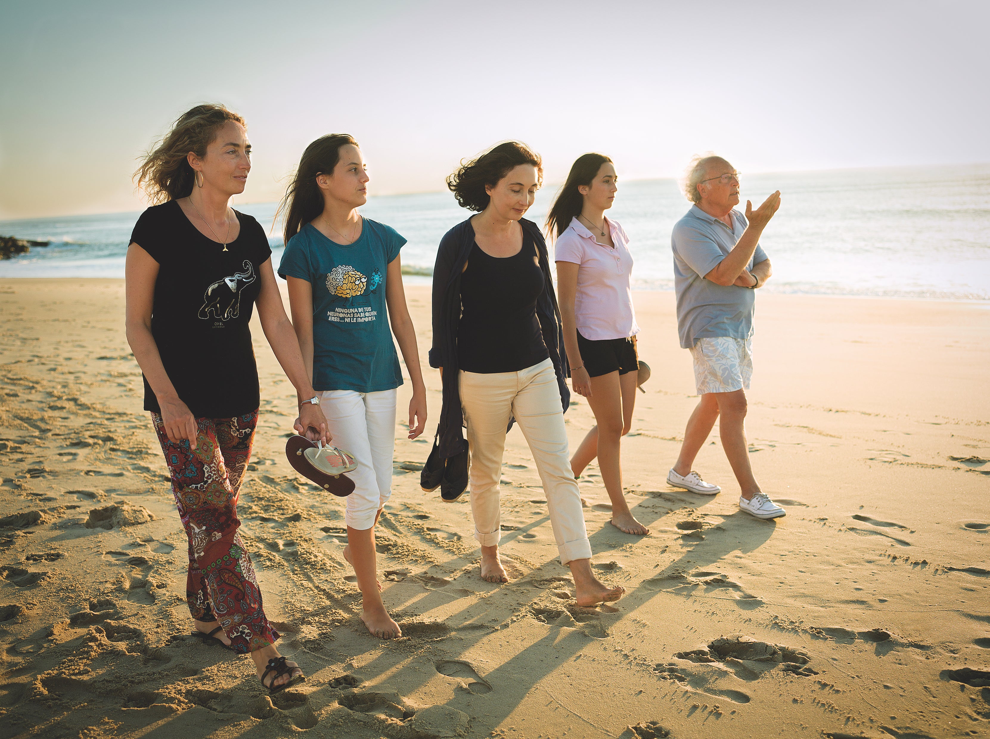 Punset con dos de sus hijas, Elsa y Carolina (tienen otra hermana), y las hijas de esta última, en Soulac-sur-Mer, ciudad francesa donde la familia pasó varias vacaciones. «Los amigos y la familia son mejor que cualquier fármaco», afirmaba Eduard.