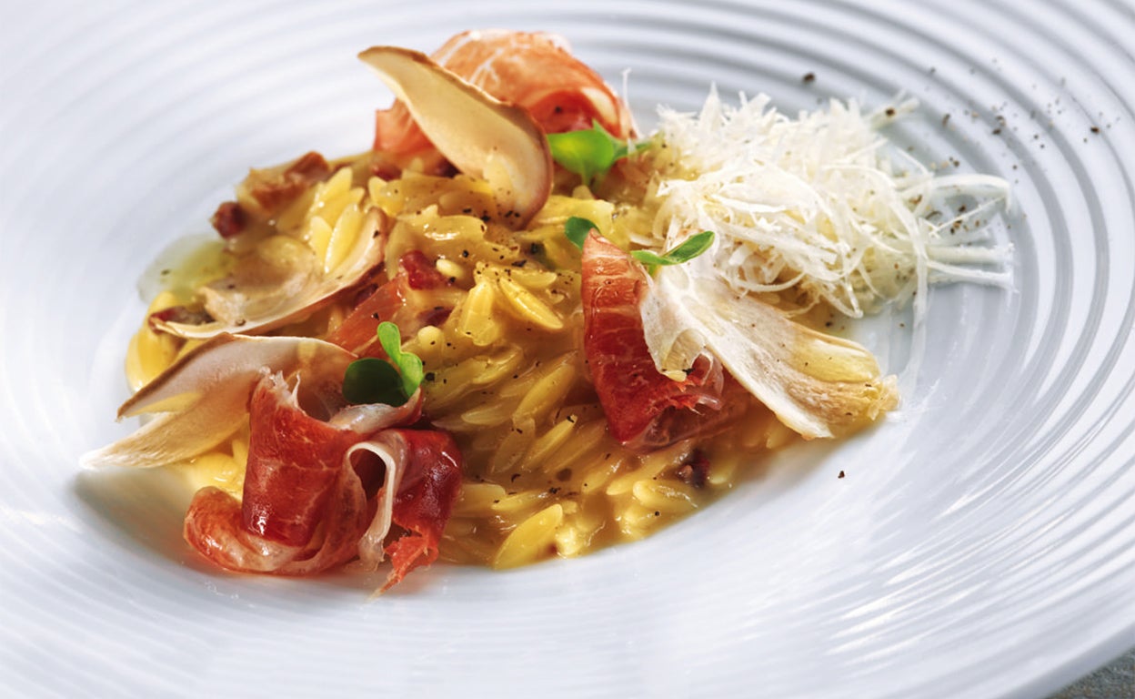 Risotto de pasta con hongos y jamón
