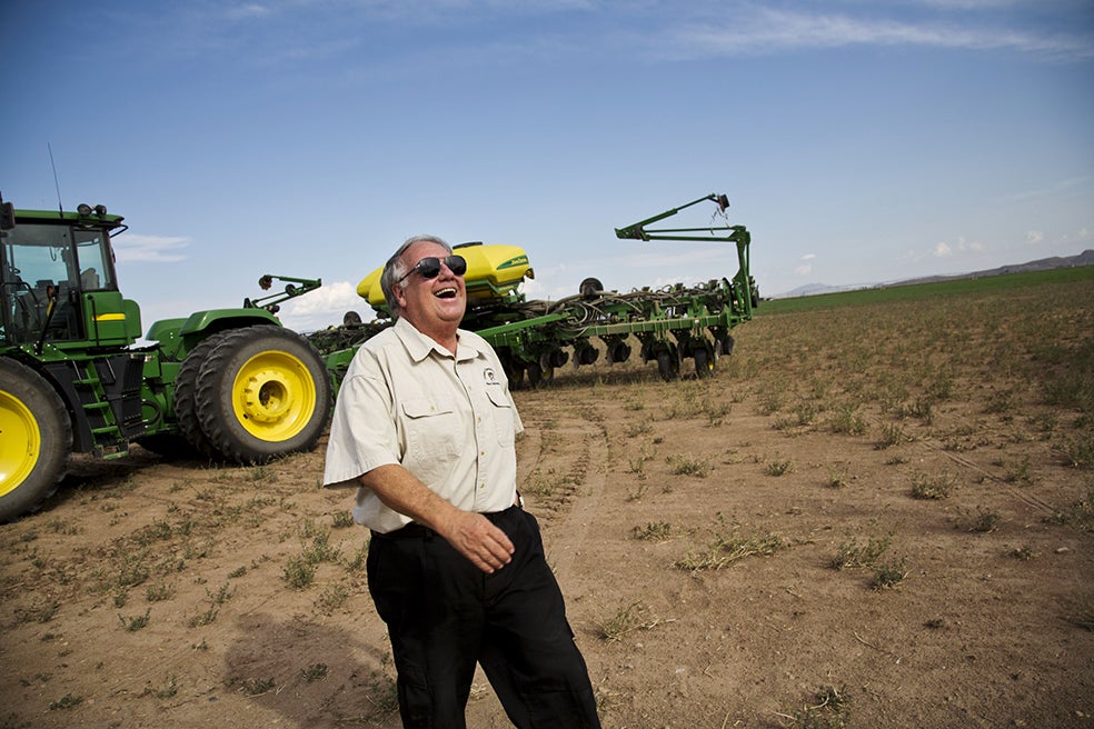 Howard tiene como objetivo combatir el hambre en el planeta. Lo hace con el dinero de la familia y con la ciencia. Estudia e implemente cualquier mejora tecnológica o científica que pueda mejorar las cosechas.