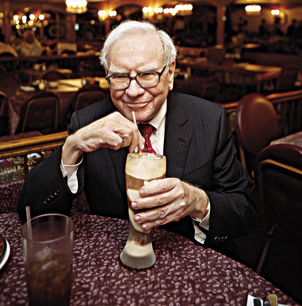 Warren Buffett disfrutando de uno de los batidos que tanto le gustan, casi tanto como las hamburguesas y la Coca-cola. Lo mismo que a su hijo, Howard.