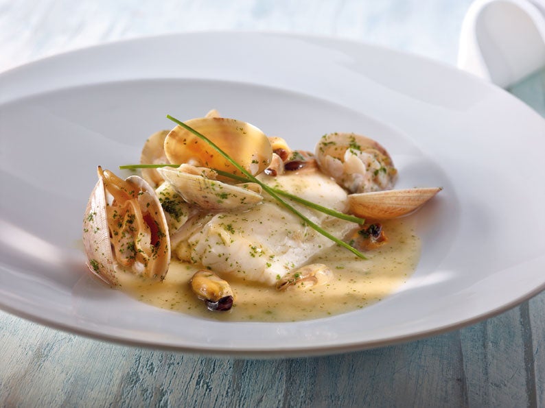 Merluza con mejillones y almejas
