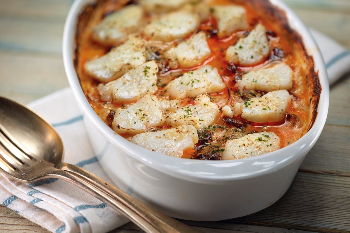 Gratín de cebolleta y bacalao