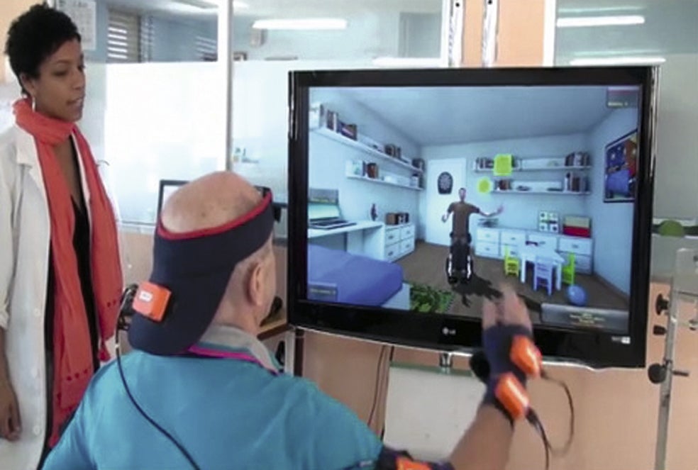 Un observador de comienzos del siglo XX consideraría cíborgs a muchas personas con discapacidad que hoy suplen sus carencias con la tecnología. El astrofísico Stephen Hawking, víctima de la esclerosis lateral amiotrófica, es un claro ejemplo. Desde hace casi 30 años se comunica a través de una máquina que vocaliza las palabras que él señala con movimientos de sus ojos. Y al artista británico Neil Harbisson, la primera persona con estatus legal de cíborg, se le permitió posar en la foto de pasaporte con un dispositivo que corrige su problema ocular, la acromatopsia, que limita sus ojos a las escalas de grises.