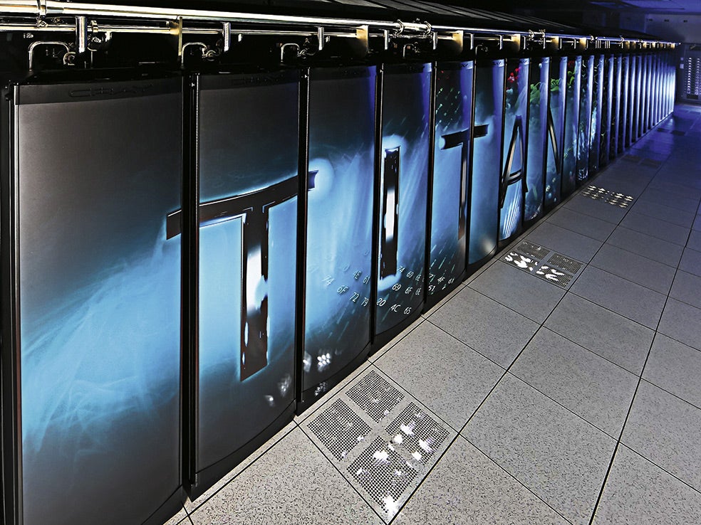Desde noviembre, el Top500 (que señala al superordenador más potente del mundo) está encabezado por el Cray Titán del Oak Ridge National Laboratory de Tennessee. Cuenta con 18.688 procesadores AMD, una memoria de 710 teras y funciona con Linux, lo que le permite alcanzar casi los 20.000 billones de operaciones por segundo. Un argumento a favor de los defensores de la singularidad es que Cray ya ha presentado la serie Cascade: 6 ordenadores que quintuplicarán la potencia del Titán. El español mejor clasificado (puesto 36) es el Mare Nostrum del Centro de Supercomputación de Barcelona.