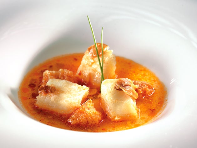 Sopa de ajo con bacalao