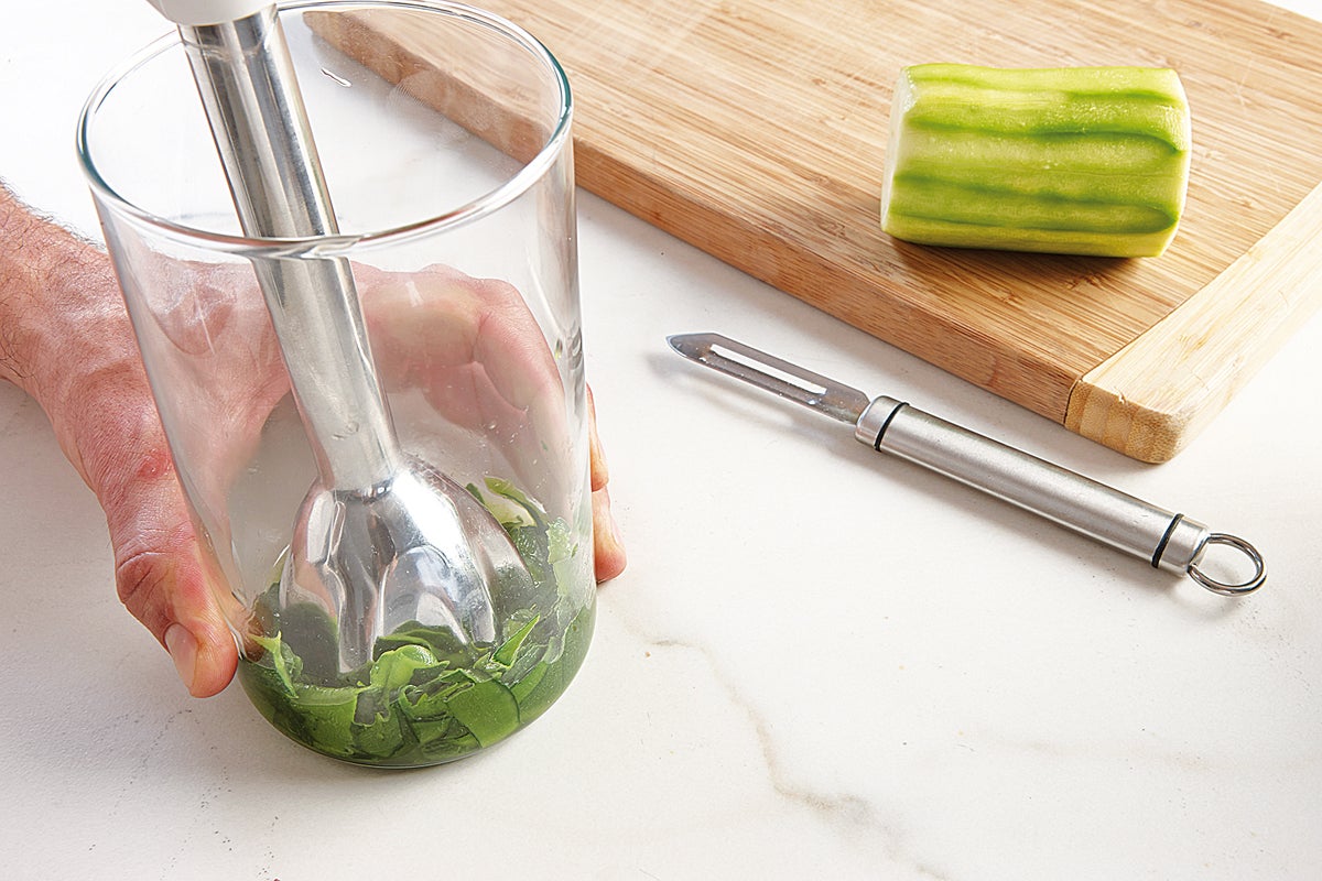 Se blanquean las pieles de calabacín en agua hirviendo y se pasan por la túrmix.
