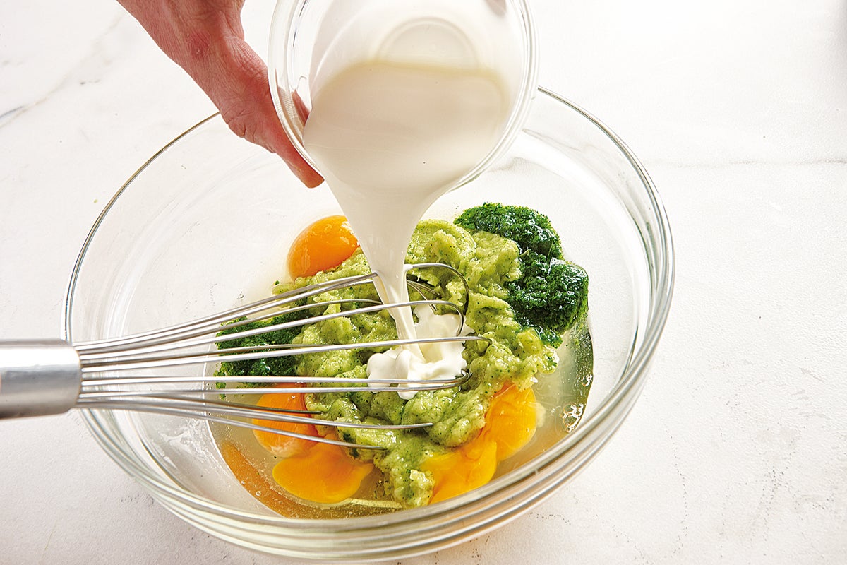 Se mezclan el calabacín, los mejillones triturados, los huevos y la nata.