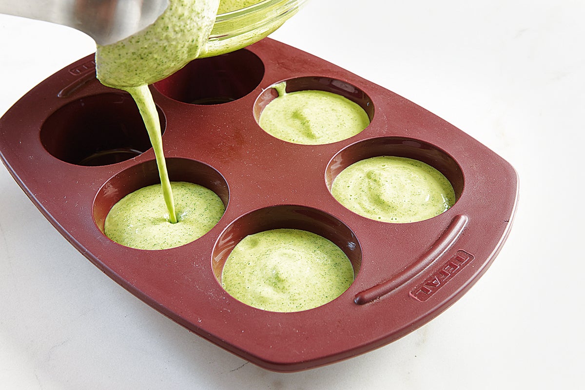 Se vierte en cuatro flaneras y se hornea al baño maría durante 15 minutos a 140 ºC. Se blanquean los espárragos trigueros 2 minutos en agua con sal. Se reservan las puntas y licuan los tallos con las 3 cucharadas de aceite.