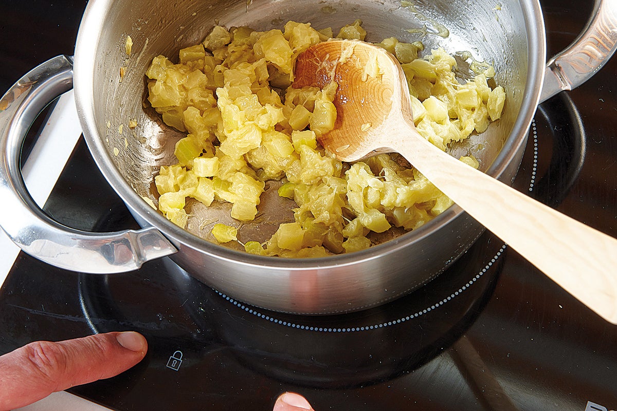 Se rehoga ligeramente la pulpa del calabacín hasta retirarle toda el agua.