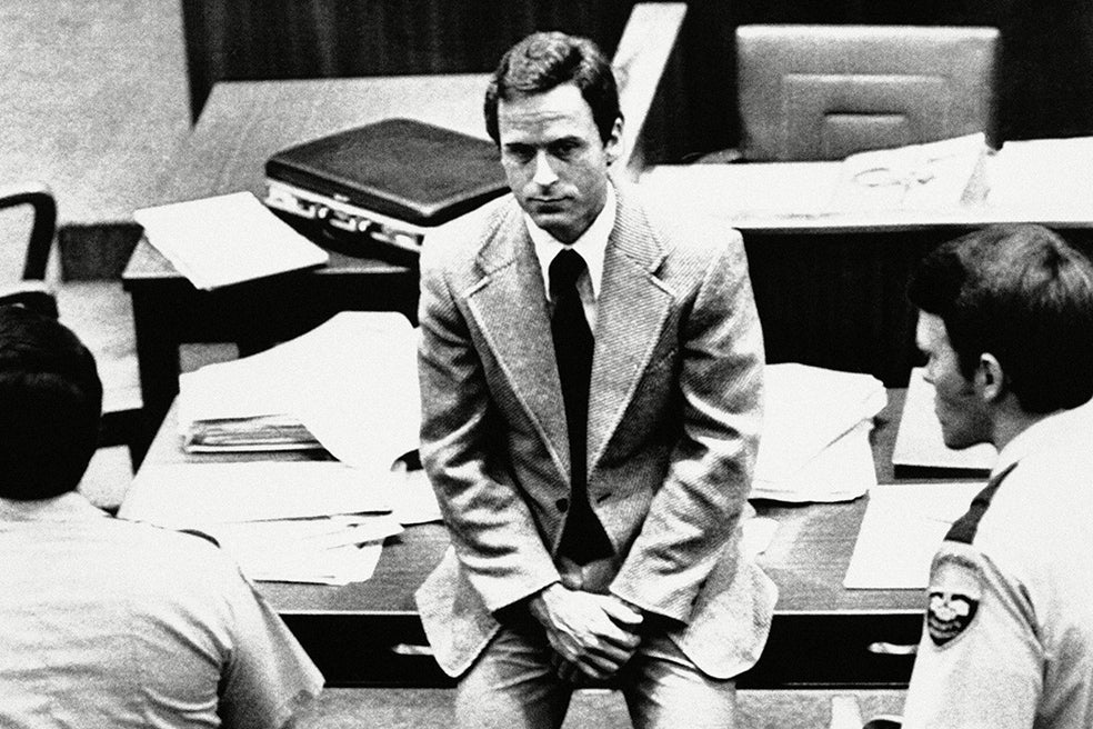 El neurólogo asegura que no hay evidencia científica que vincule de forma clara psicopatía e inteligencia, aunque asesinos en serie como Ted Bundy (en la foto, en su juicio), con un cociente intelectual de 136, hayan contribuido a difundir el mito. Más bien, cree, los psicópatas parecen inteligentes porque no se ven frenados por las consideraciones sociales habituales. «Esas cosas que te convierten en una máquina te hacen parecer más inteligente. Por eso la mejor representación de un psicópata es Hal, la inteligencia artificial de 2001: Una odisea del espacio».