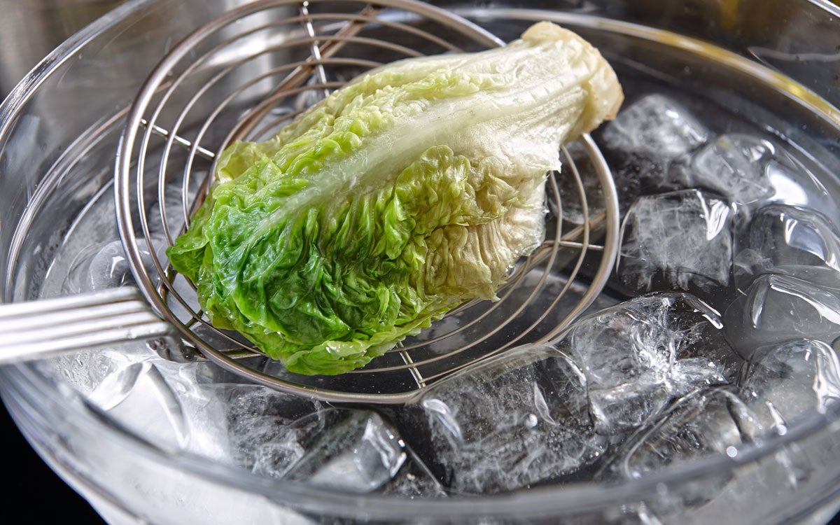 Se blanquean los cogollos en agua hirviendo con sal y vinagre. Se refrescan y se reservan.