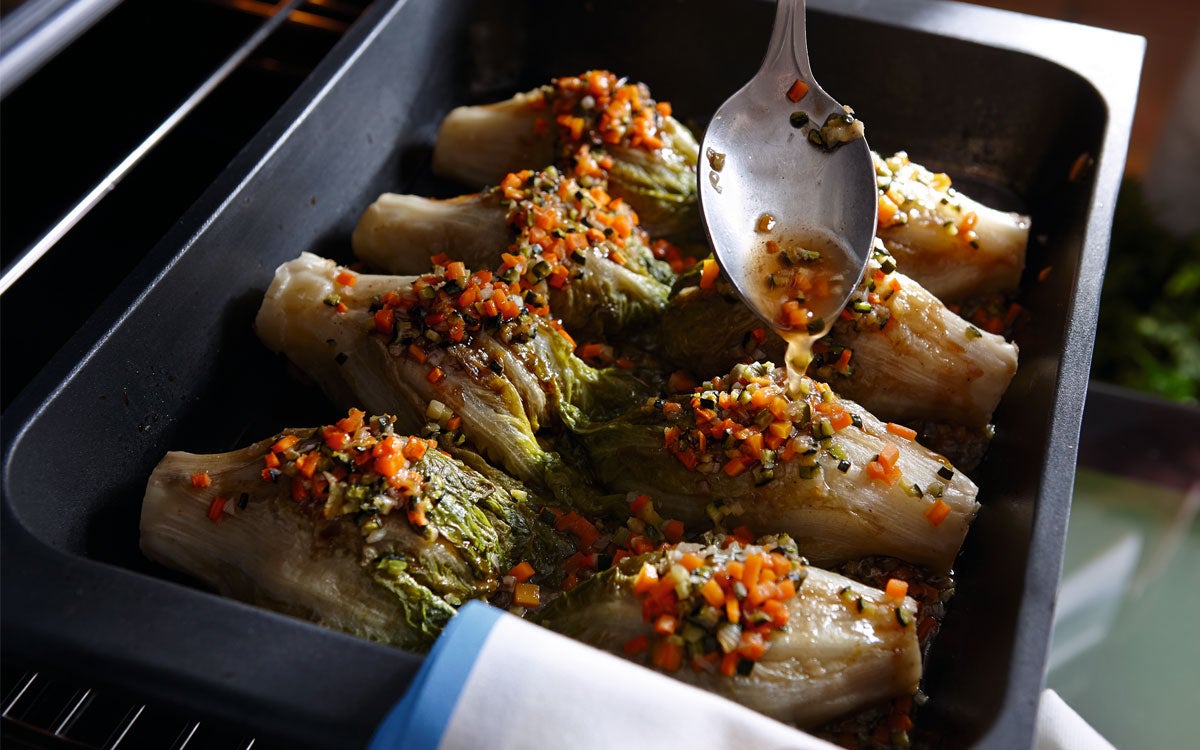 Se ponen las verduras con el caldo y los cogollos en una bandeja y se hornean 40 minutos a 170 C.