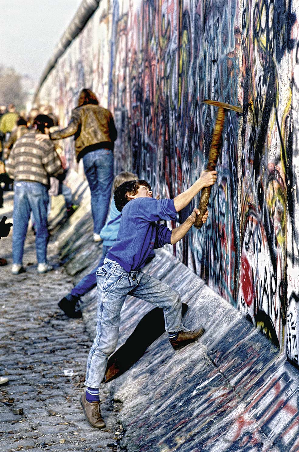 El Muro de Berlín cayó la noche del 9 al 10 de noviembre de 1989. Alonso Álvarez de Toledo contribuyó a la apertura del primer puesto fronterizo en el lado oriental de la capital alemana.