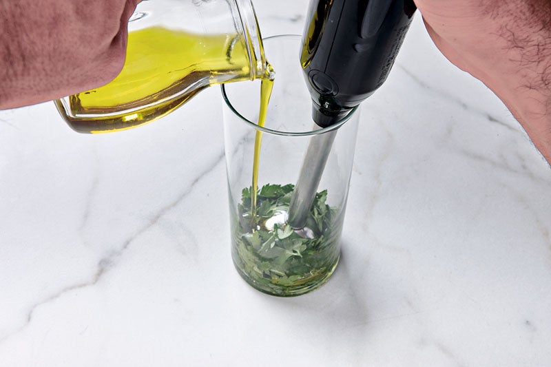 En un vaso de túrmix se tritura el perejil con una pizca de sal y aceite de oliva y se reserva.